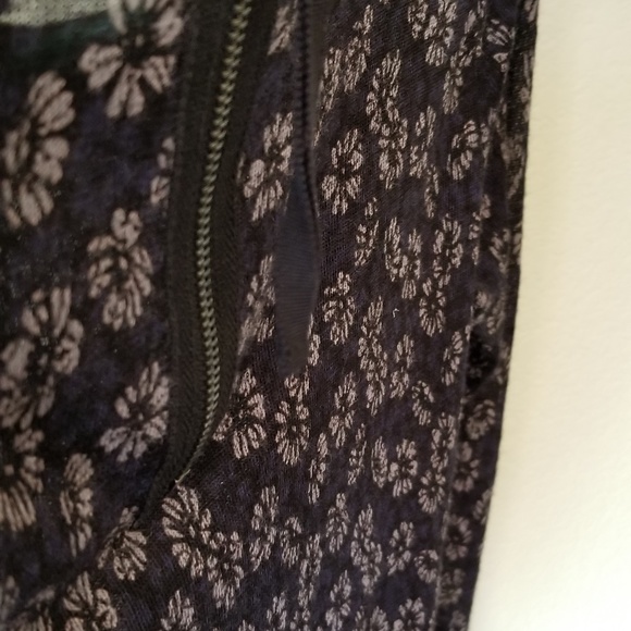 Dressy long sleeeve, light weight, knit top.  EUC - Picture 6 of 7